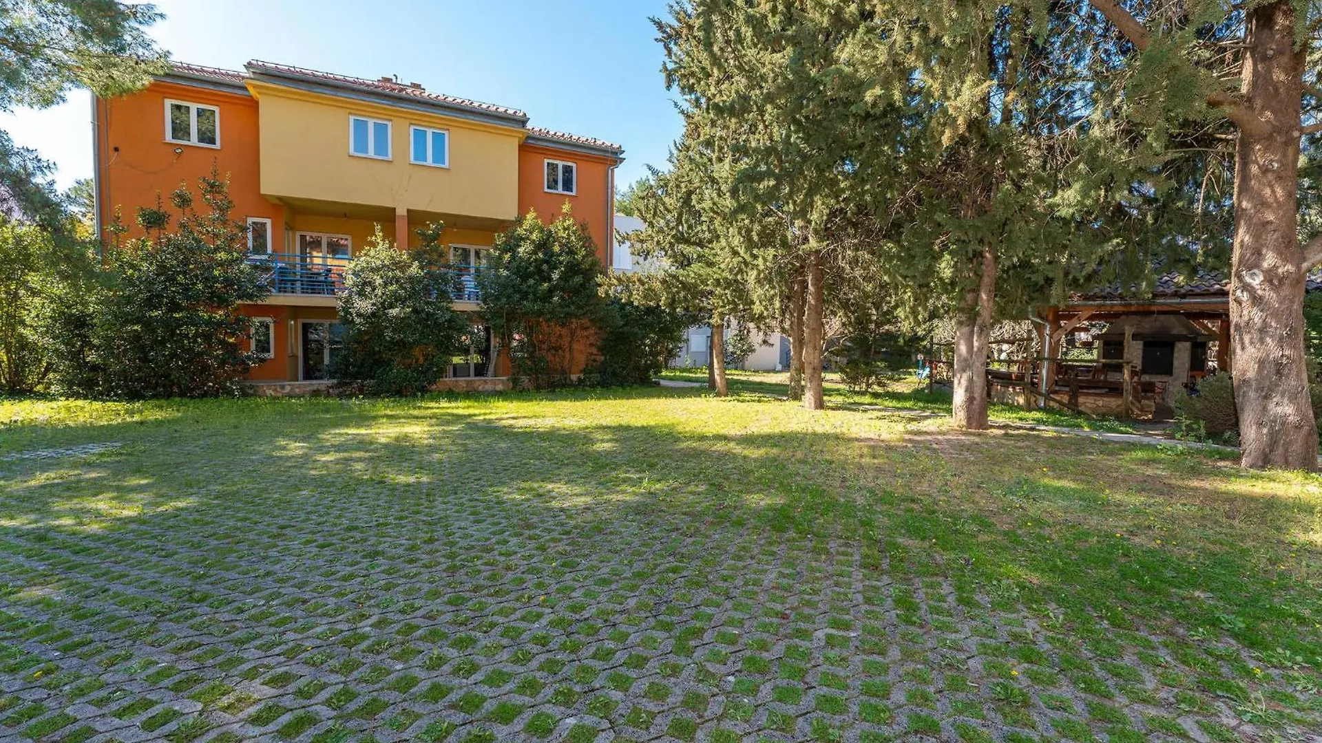 Cozy Apartment In Sveti Filip I Jakov With Wifi