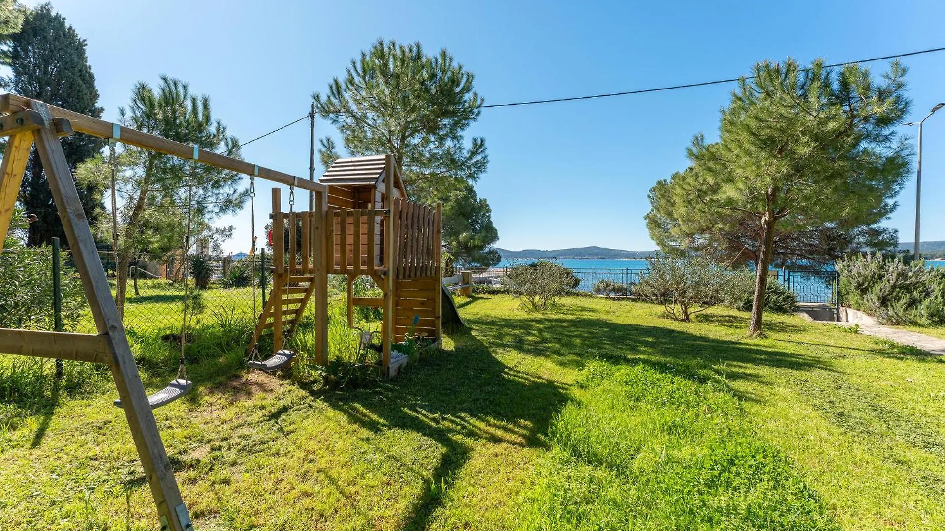 Cozy Apartment In Sveti Filip I Jakov With Wifi
