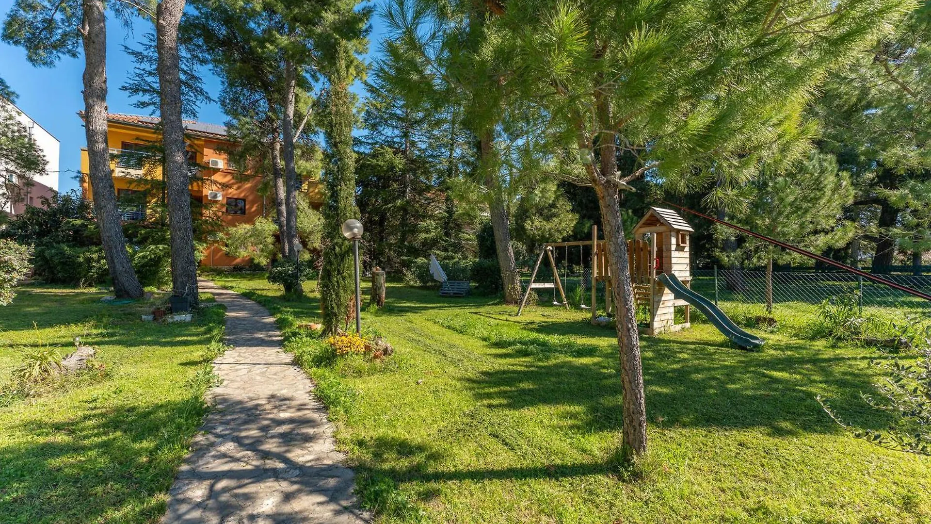 Cozy Apartment In Sveti Filip I Jakov With Wifi